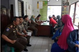 Petugas Satpol PP Kuningan saat memberikan sangsi kepada pelanggar parkir di jalan Siliwangi
